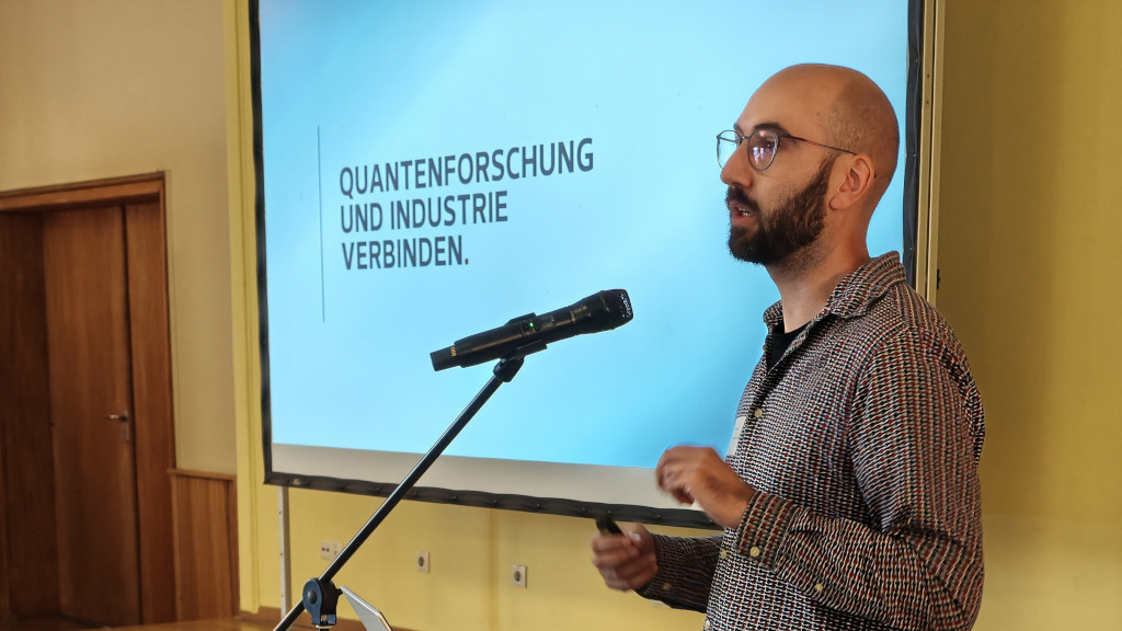 Enrico Brehm gives a talk in Rathenow about the future of quantum technologies